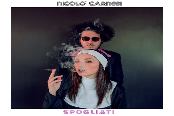 NICOLÒ CARNESI: Fuori “Spogliati” la rivoluzione passa da un gesto puro come la santità. Svestirsi. Ecco il video che anticipa l’album in arrivo il prossimo autunno.