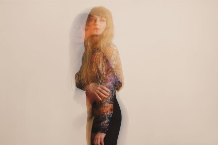 MISSINCAT: La cantautrice e produttrice CATERINA BARBIERI pubblica il video di “Bisogno di Te” nuovo estratto da “10” il quinto album uscito il 13 settembre via Listen Collective/Uma Records