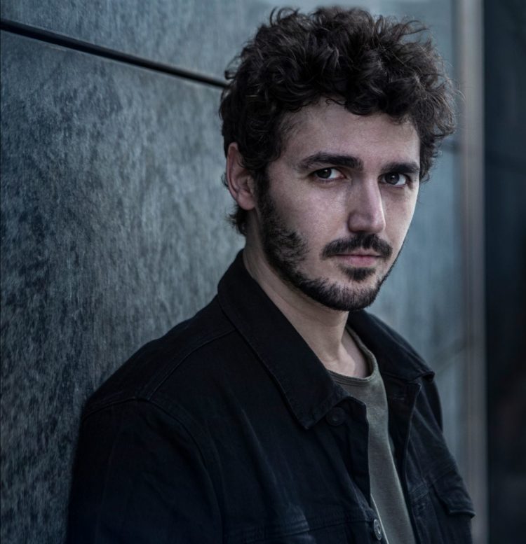 ANDREA VIGENTINI: Il cantautore e autore milanese, special guest delle date teatrali di Francesco Renga, in attesa dell’album di debutto, lancia il singolo “Un giorno semplice”