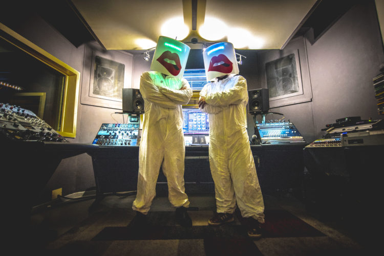 LUCI DA LABBRA: “19mq (Benevento)” è il nuovo singolo del misterioso duo in uscita per 3menda Dischi Nostalgia in formato dancefloor si fonde a richiami alla canzone italiana