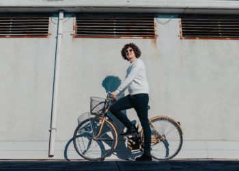 CALABI: Esce il video di “MANIFESTO”, il secondo episodio del disco VIAGGIO POST MATURITÀ Un ballo sensuale ci lascia sospesi tra adrenalina e trasgressione