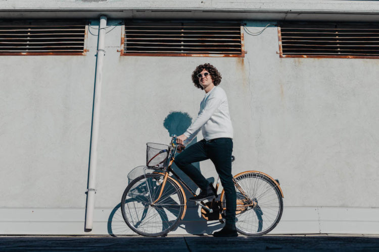 CALABI: Esce il video di “MANIFESTO”, il secondo episodio del disco VIAGGIO POST MATURITÀ Un ballo sensuale ci lascia sospesi tra adrenalina e trasgressione