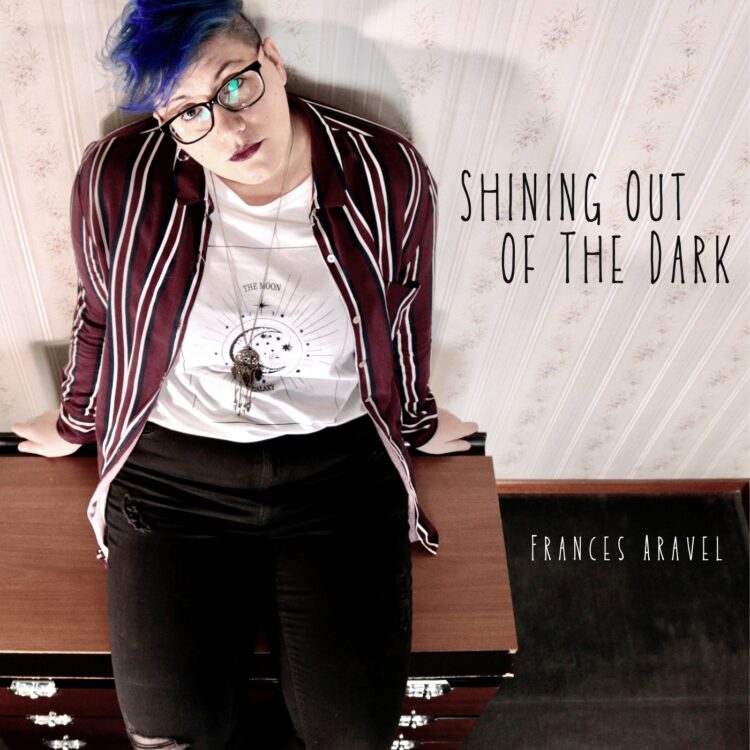 FRANCES ARAVEL: Oggi esce “SHINING OUT OF THE DARK” il video del nuovo singolo della giovane cantautrice indie