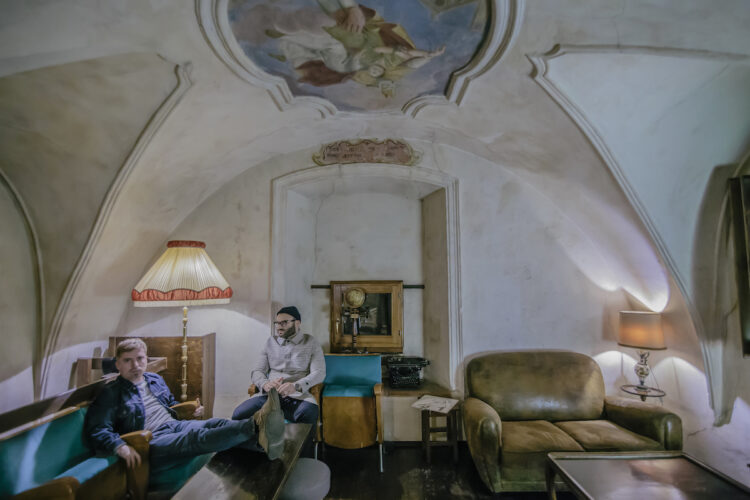 BOCCALEONE: dedicato a tutti gli ultimi romantici, esce “Come la luna” l’ultimo singolo del duo bergasco.