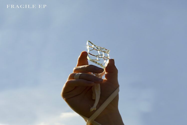 CLIO and MAURICE: Online “Fragile” il primo EP del duo minimalista di voce ed archi.