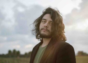 FRANCESCO LETTIERI: “Caro me del futuro” il nuovo singolo e video a due anni dall’uscita del suo album d’esordio “L’alieno al cinema”.