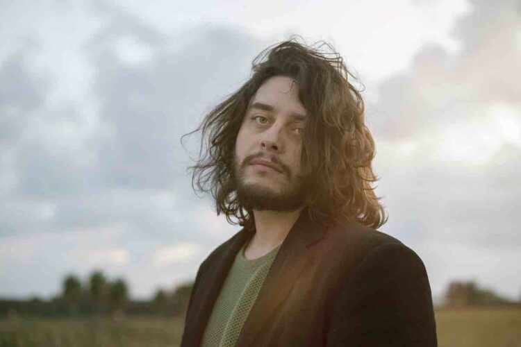 FRANCESCO LETTIERI: “Caro me del futuro” il nuovo singolo e video a due anni dall’uscita del suo album d’esordio “L’alieno al cinema”.