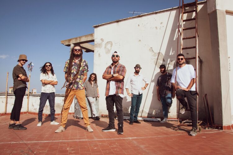 QUARTIERE COFFEE: Il reggae torna a vibrare, il nuovo singolo “Back in Town” celebra la reunion della band toscana.