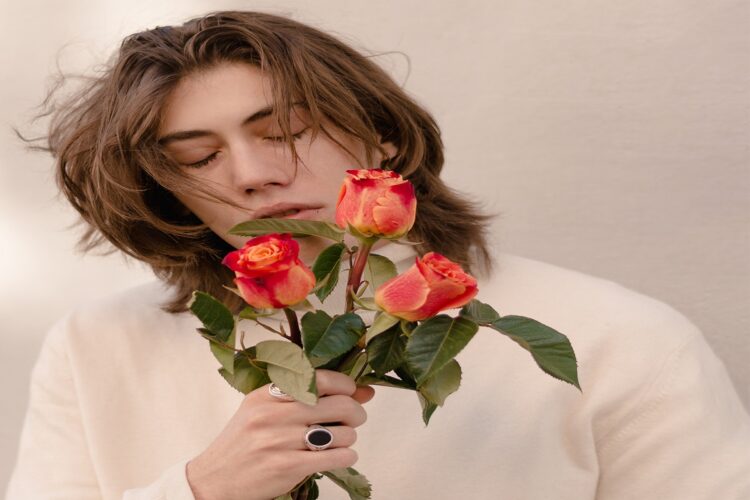 Intervista a NICOLO’ MARANGONI – “La tua stanza piena di fiori” un omaggio ai sentimenti del passato che conservano nitidezza nel corso del tempo.