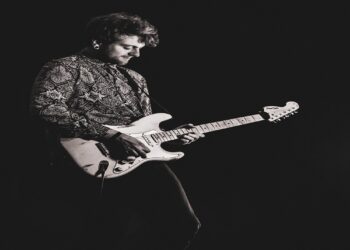 RIKY PERIN: “SINGLE” è il nuovo singolo del chitarrista veneto , estratto dall’ Ep “NEW UP”.