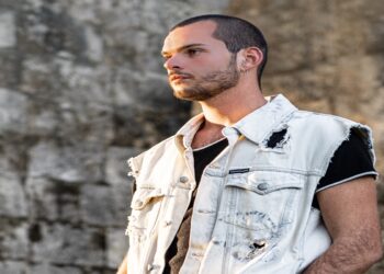 Intervista a SOLOSALVO: “Dalla parte del manico” La musica è e sarà sempre un messaggio positivo.