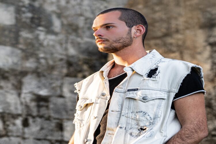 Intervista a SOLOSALVO: “Dalla parte del manico” La musica è e sarà sempre un messaggio positivo.
