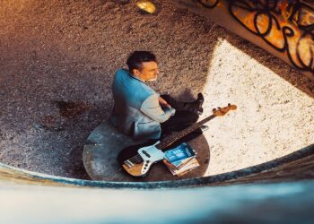 DE FRANCESCO: “Tra le righe” l’album di debutto tra indie-rock, musica d’autore e art-pop in uscita a giugno.