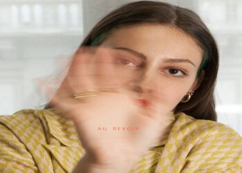 “Au Revoir” è il nuovo singolo di HENNA che ci porta nel suo personalissimo mondo subacqueo.