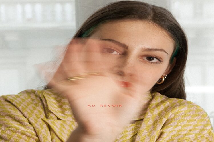 “Au Revoir” è il nuovo singolo di HENNA che ci porta nel suo personalissimo mondo subacqueo.