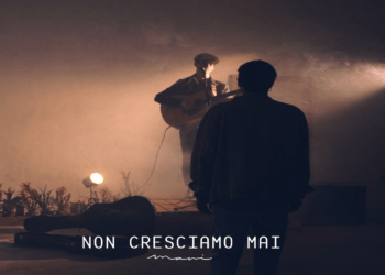 Il cantautore MANI esce con il nuovo singolo “Non cresciamo mai”.