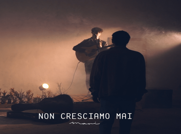 Il cantautore MANI esce con il nuovo singolo “Non cresciamo mai”.