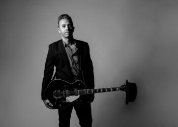Intervista a LORENZO SEMPRINI: “Lei aspetta” una canzone rock che ha come protagonista il conflitto tra fragilità e forza.