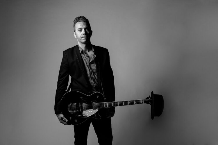 Intervista a LORENZO SEMPRINI: “Lei aspetta” una canzone rock che ha come protagonista il conflitto tra fragilità e forza.