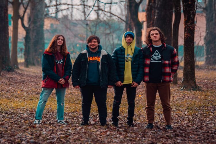 STICK AGAINST YOUR NECK: “HOOLEY” il primo singolo e video che riporta al divertimento l’ascoltatore.