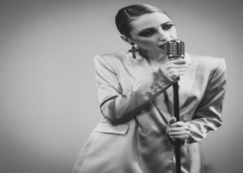 MARTINA D’AMORE: “Buongiorno a tutti ecco mi presento” è il singolo d’esordio che trasmette la forza di ricominciare a credere nell’amore.