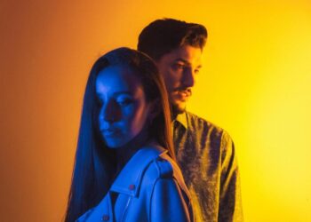 RAYSTARS: “FIVE FEET APART” nel nuovo singolo del duo electro popo la distanza è relativa quando si ama.