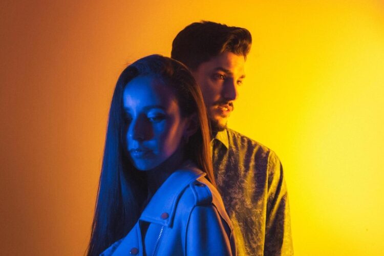RAYSTARS: “FIVE FEET APART” nel nuovo singolo del duo electro popo la distanza è relativa quando si ama.