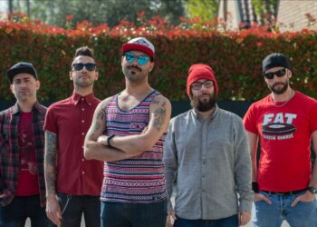 SMOKEY PUNCH: “NEVER GO ALONE TO A PARTY” è il nuovo allegro singolo della band punk rock emiliana.