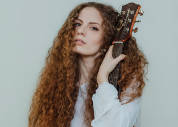 TALÈA: “Song in the Dark”è il primo singolo e video della giovane cantautrice. L’EP “Tales” esce l’8 ottobre 2021.