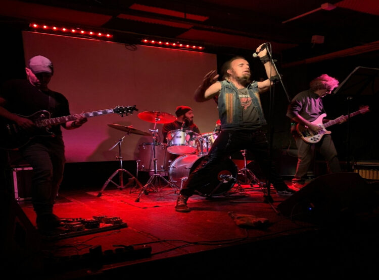 RADIOATTIVA: “RESISTÈNCIA” un nuovo Ep dal sound più duro del precedente lavoro in studio, senza tralasciare ballate e psichedelia.