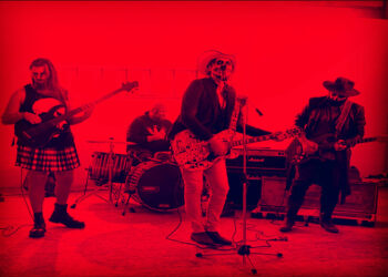 NEW22: “KISS IN THE DARK” un nuovo potente brano che si tinge di rock senza dimenticare la melodia.