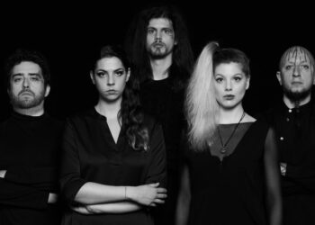 BLUAGATA: “Resto qui” è il terzo singolo e video estratto dal disco “Di stanze e nevrosi” in uscita ad Aprile 2022.