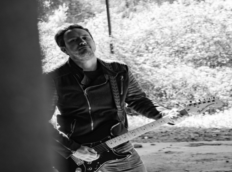 MENEK: “LIGHT OF WAVES” una composizione piena di carattere dal sapore Rock.