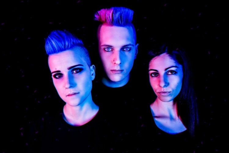 ON THE MOON: “IL MIO VESTITO BUONO” singolo ipnotico tra rock ed elettronica.