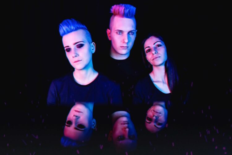 “SIETE TUTTI DELLE BELLE PERSONE” esordio discografico in grande stile per gli ON THE MOON.