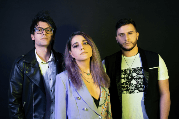 PAPER WALLS: “LIBERA” il coraggio di inseguire la propria libertà superando il giudizio altrui.