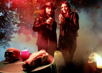 [Anteprima Video] I DE UNIVERSO lanciano il video del nuovo singolo “IN DEATH’S HANDS”, un racconto su come la vita sia legata alla morte e viceversa.