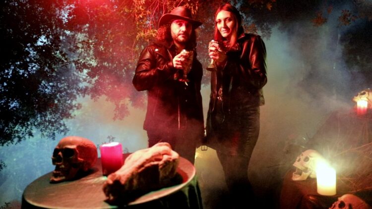 [Anteprima Video] I DE UNIVERSO lanciano il video del nuovo singolo “IN DEATH’S HANDS”, un racconto su come la vita sia legata alla morte e viceversa.