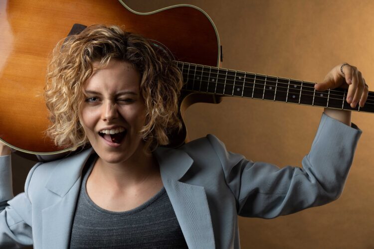 CLAUDIA SACCO: “La mia camicia preferita” una metafora sull’amicizia.