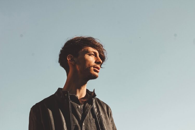 KIRA: “L’Isola che non c’è” un simbolo di felicità.