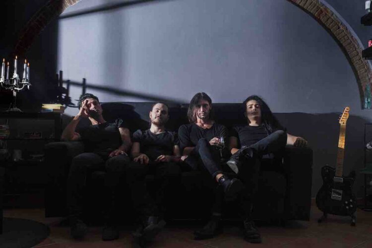 Torna la band pisana prodotta da Dome La Muerte: I SEGRETI DI HANSEL con il nuovo album “Tienimi ora” da oggi sui portali digitali.