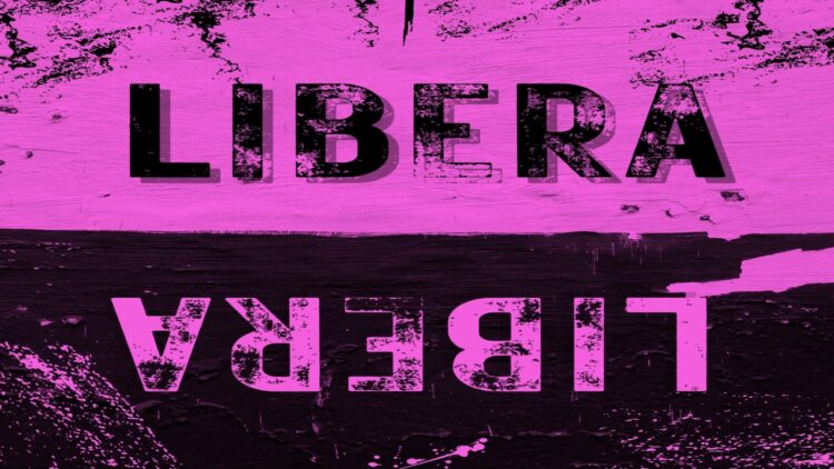 PAPER WALLS: “Libera” uscire dalle convenzioni sociali e riconsiderare il giudizio altrui.