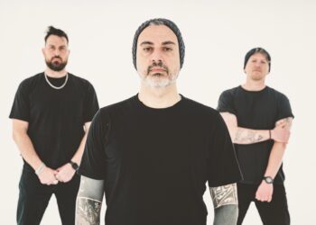 “Sputami l’amore in bocca” è il primo singolo per la rock band degli ALTERNA guidata dall’ex Bullet of Noise.