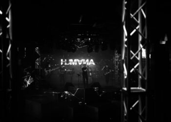 HUMANA: “Siamo solo umani” un’ode ai legami autentici che ci permettono di essere vulnerabili.