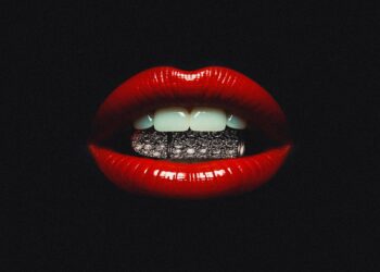 E’ uscito il nuovo singolo “Toxic Love” di ILENYA tra dark pop ed elettronica.