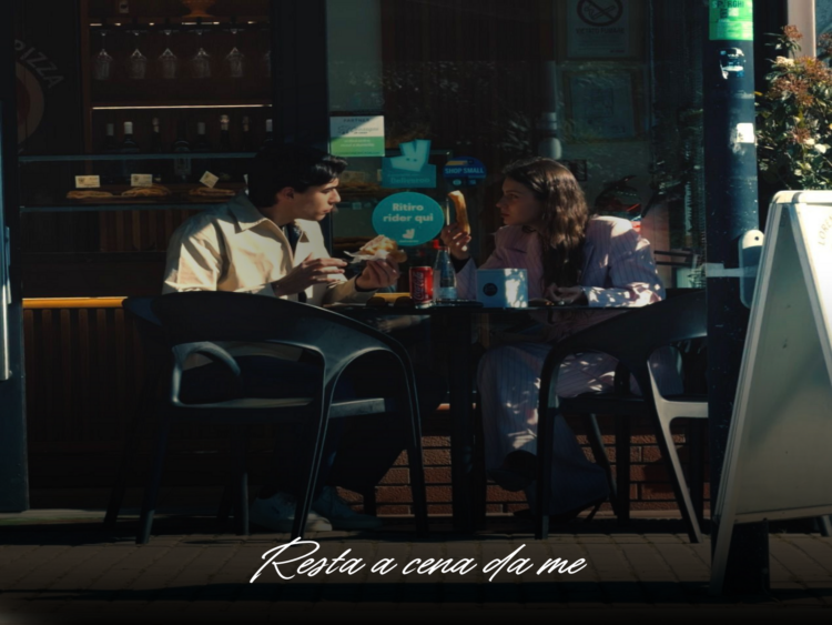 “Resta a cena da me” il singolo pop rock di RiveRs e FEDERICO CACCCIATORI.