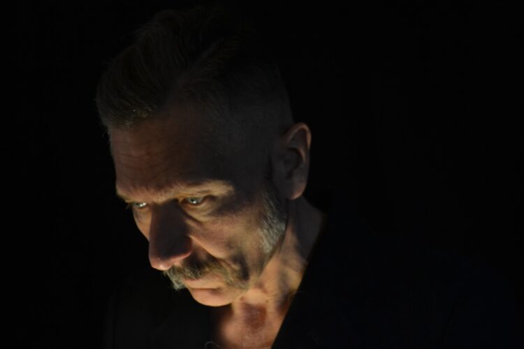 Fuori “A luci spente (Deluxe Edition)” di GIORGIO CICCARELLI, negli store digitali con 4 nuovi brani acustici.